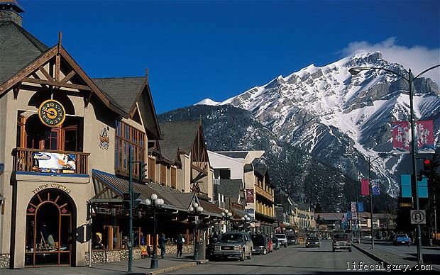 Banff_-_Lake_Louise_attr_6.jpg